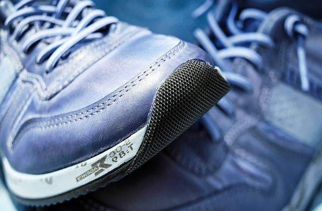 Clean Shoes Using Best Shoe Cleaner